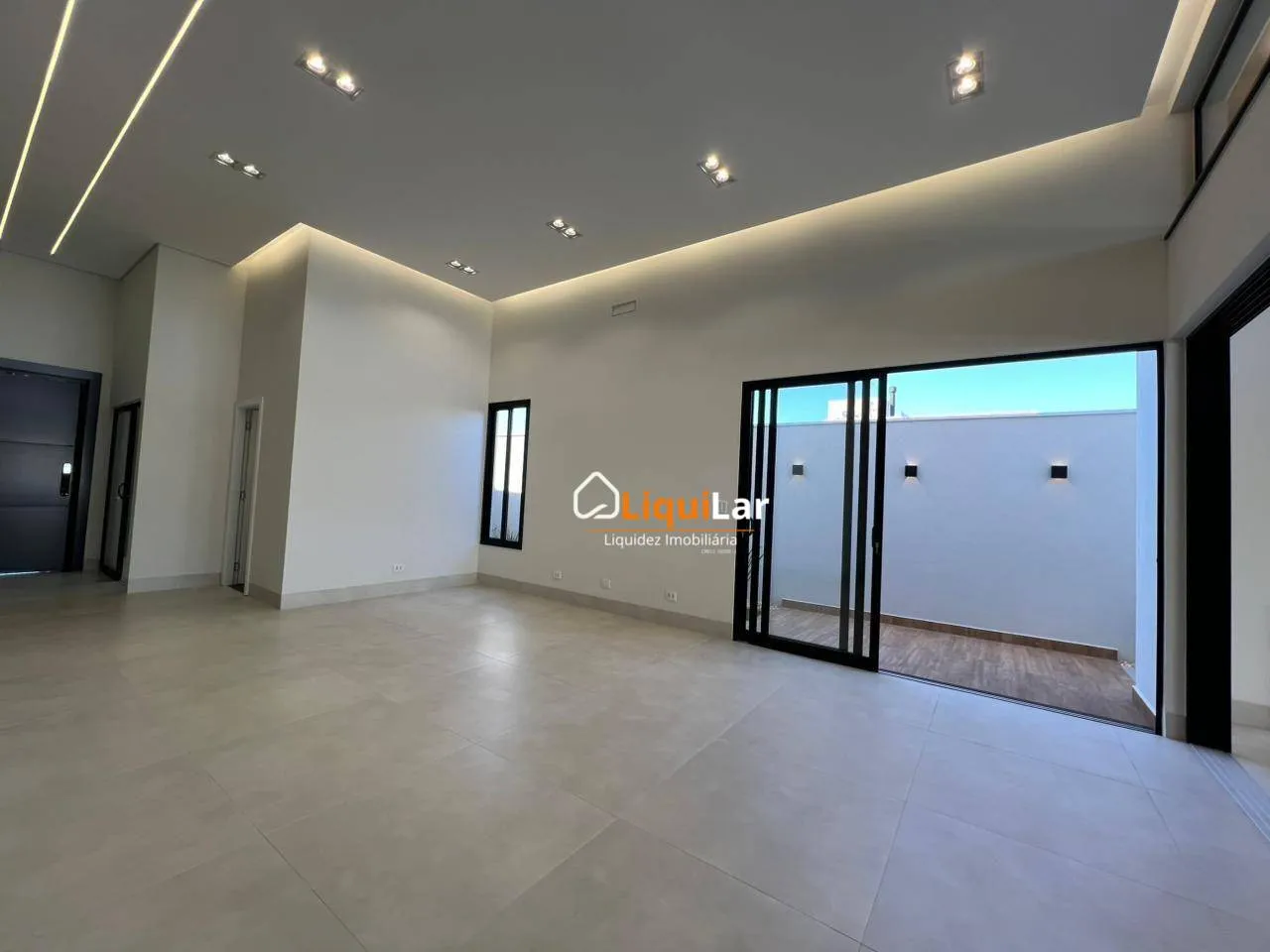 Imagem Casa de Alto Padrão com 3 Suítes, Piscina e Energia Fotovoltaica em Condomínio Fechado