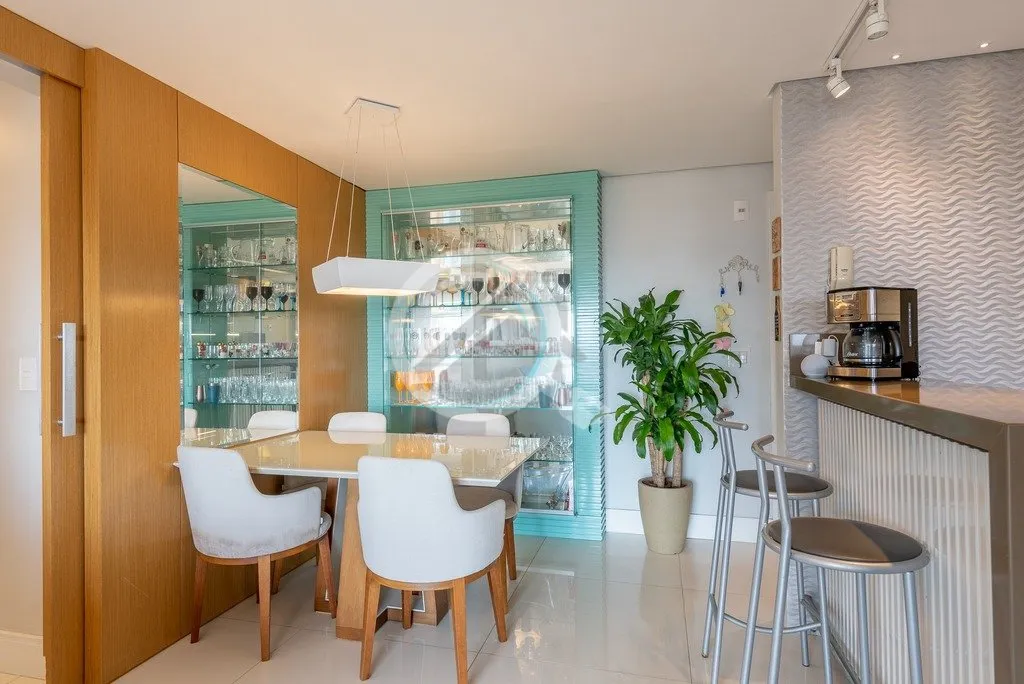 Imagem Ótimo apartamento em andar alto com linda vista perene do Rio Guaíba. Imóvel com 76,69 m2 de áre...