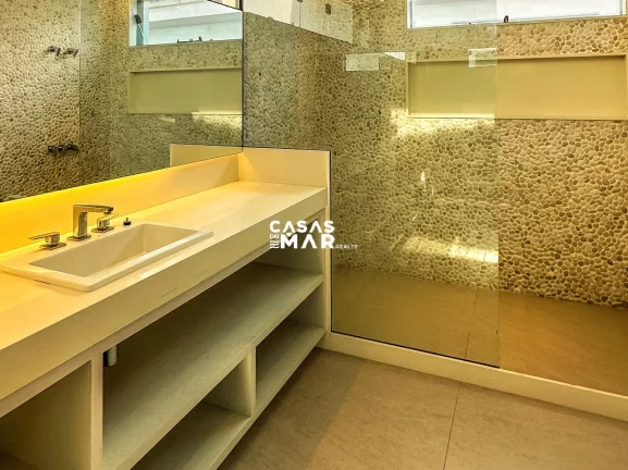 Imagem Imponente residência de luxo com 4 suítes na Barra da Tijúca, Rio de Janeiro - RJ: 3 salas, 6 vagas e 1.000m² de puro requinte!