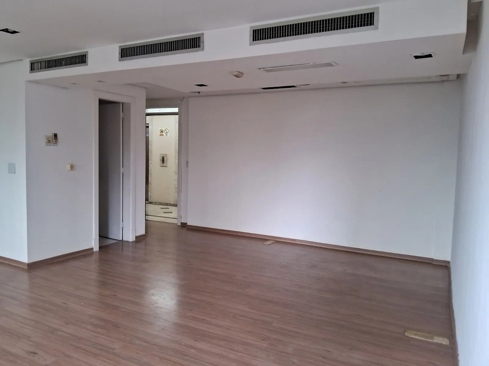 Imagem MÁFFER IMÓVEIS ALUGA Ampla Sala Comercial com Garagem localizada em região nobre e estratégica do bairro Auxiliadora, próxima à Av. Plínio Brasil Milano e Rua 24 de Outubro.