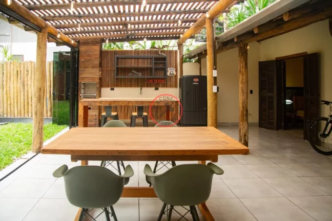 Imagem CASA NO SERTÃO DE CAMBURI, COM 3 DORMÍTORIOS, SENDO UMA SUÍTE, SALA AMPLA, AREA GOURMET, JARDIM EM TERRENO DE 405 MT