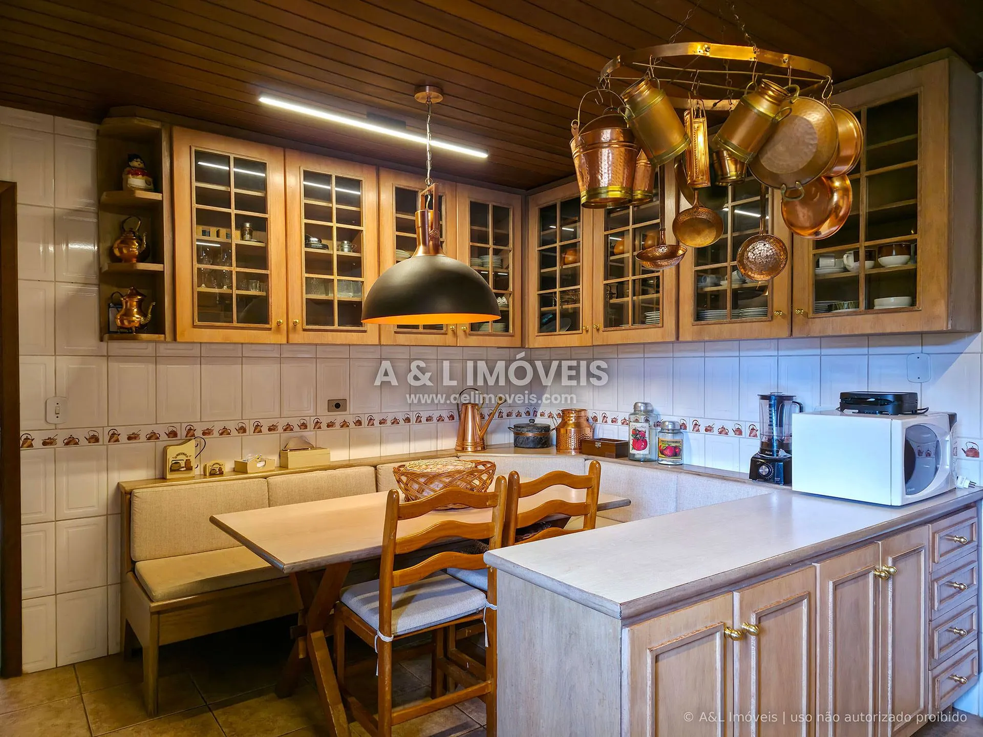 Imagem Casa com lareira, calefação e jardim no Alto do Capivari