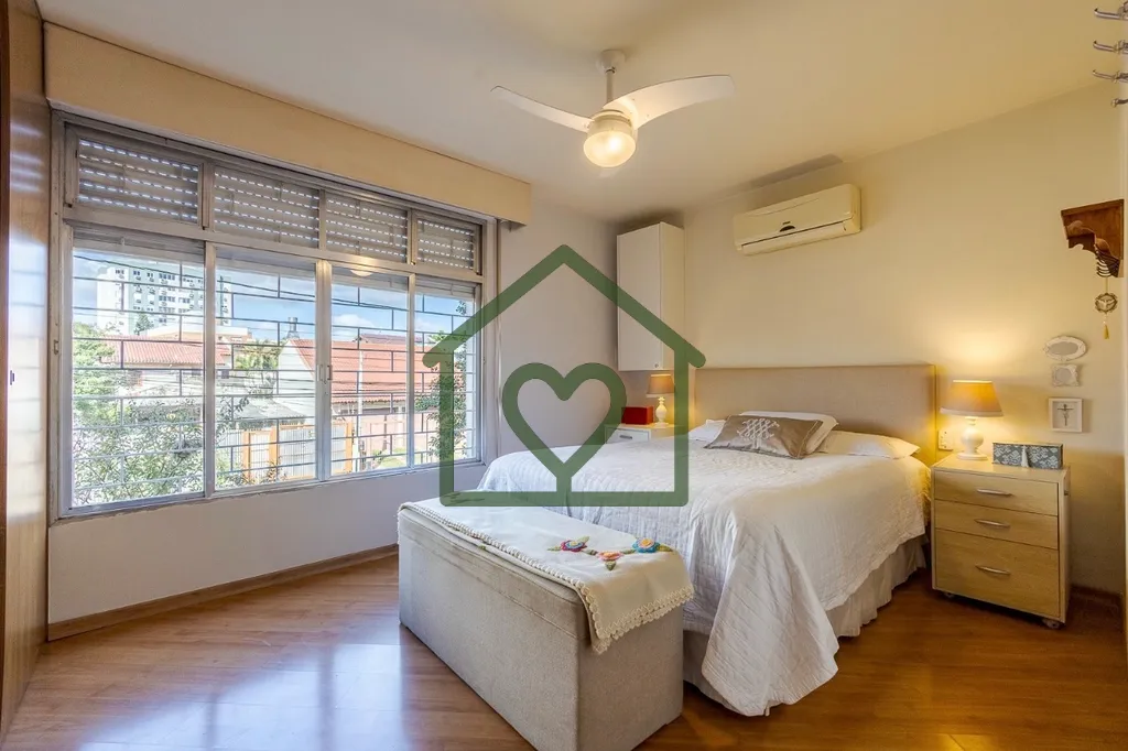 Imagem Apartamento semimobiliado no Jardim Botânico de 2 dormitórios com 105 m² privativos. Imóvel cont...