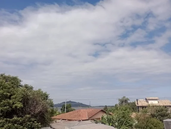 Imagem Casa robusta e bem localizada em Garopaba: ideal para quem ama natureza e conforto.