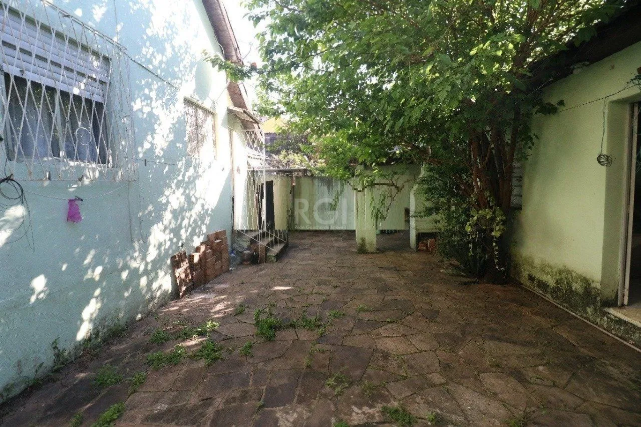 Imagem Casa para Venda - 250m², com 3 dormitórios, 1 suíte, sala ampla, copa cozinha, churrasqueira, lareira, banheiro social, dependência de empregada, 3 vagas - Medianeira