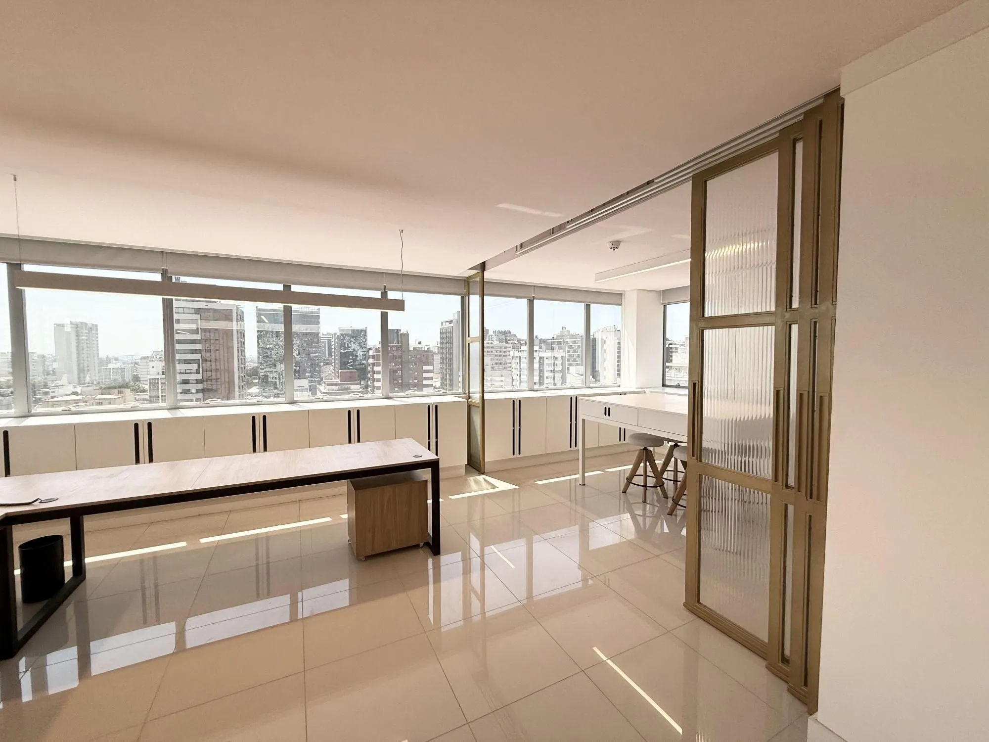 Imagem MÁFFER IMÓVEIS Sala comercial no bairro Auxiliadora, em ponto estratégico na Rua Eudoro Berlink, nº 354, região nobre de Porto Alegre, próxima às Avenidas Mariland e 24 de Outubro.