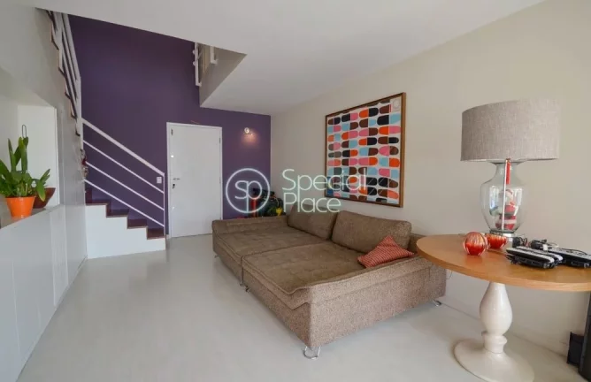Imagem Apto duplex rico em iluminação natural, amplo living e lavabo. Possui 146m² muito bem distribuíd...