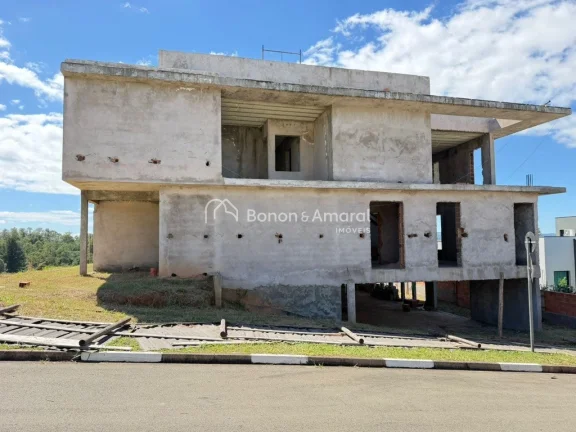 Imagem São 700 m² de construção, com arquitetura moderna,, localizada em um dos condomínios mais desej...
