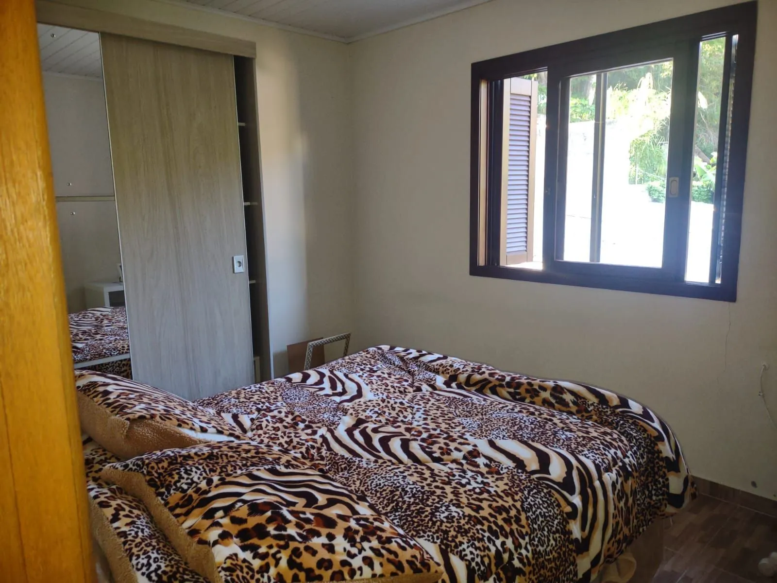 Imagem Casa com 4 quartos, suíte, piscina, lareira, churrasqueira em um terreno de 616m².