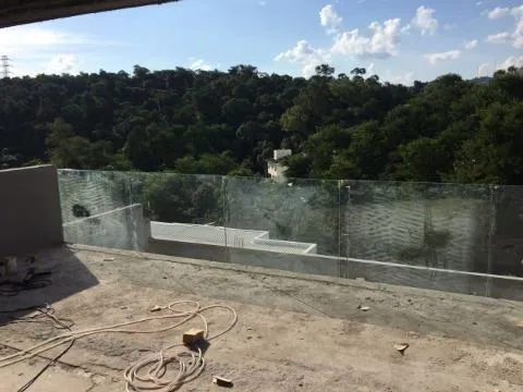Imagem VENDA DE SOBRADO EM CONSTRUÇÃO NO CONDOMÍNIO JARIDM IMPERIAL HILLS III, EM ARUJÁ/SP, 500m² com 4 suítes, piscina, churrasqueira e 6 vagas CONSULTE-NOS