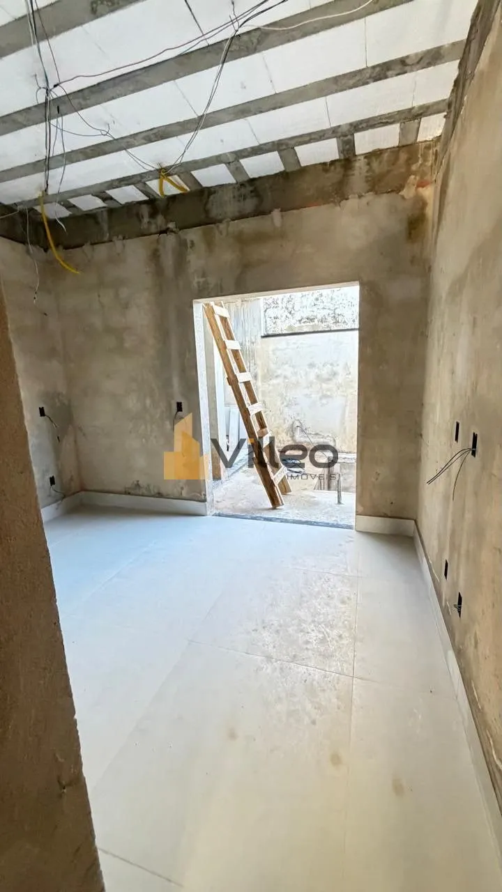 Imagem Apresentamos esta belíssima casa térrea com arquitetura moderna e pé-direito alto de 6 metros, qu...