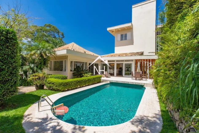 Foto do imóvel Casa alto padrão em condomínio fechado de 900m com 4 suítes (1 master), elevador, 6 vagas, piscina, churrasqueira, academia, cozinha gourmet