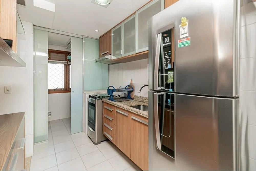 Imagem Apartamento com 3 dormitórios (sendo 1 suíte), 2 banheiros, lareira, churrasqueira e 2 vagas de garagem.