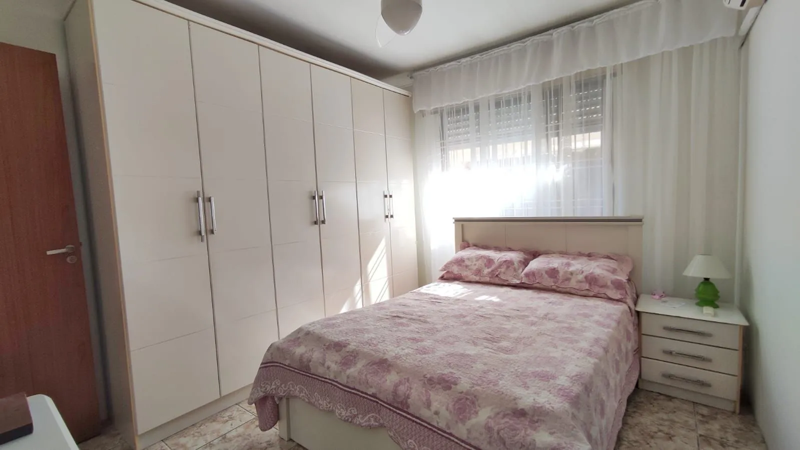 Imagem Casa com 4 Quartos e 2 banheiros e 2 Suites à Venda, 153 m² por R$ 990.000