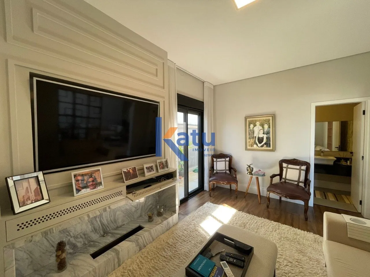 Imagem Descubra esta encantadora casa em condomínio no Jardim Ermida I, Jundiaí. Com 217 m² de área pri...