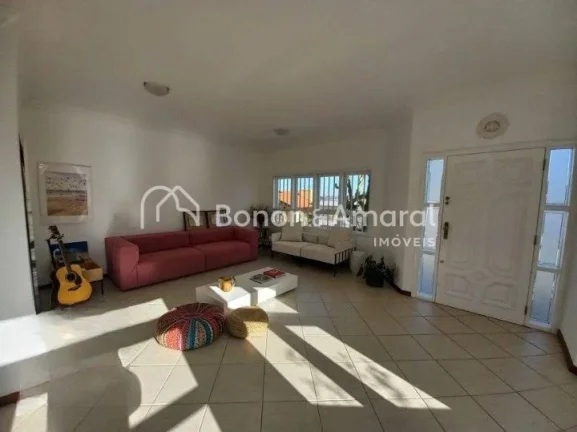 Imagem OPORTUNIDADE! 
Casa de alto padrão, bem situada no condomínio, em rua de pouco tráfego, ambientes...