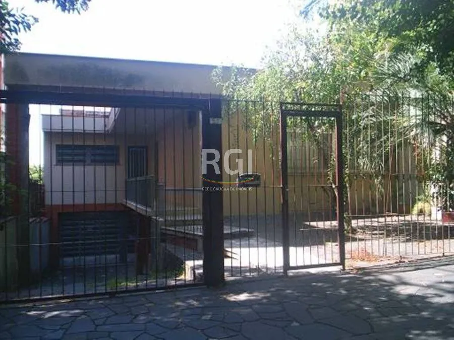 Imagem Casa para Venda - 250m², 3 dormitórios, 2 vagas - Petrópolis