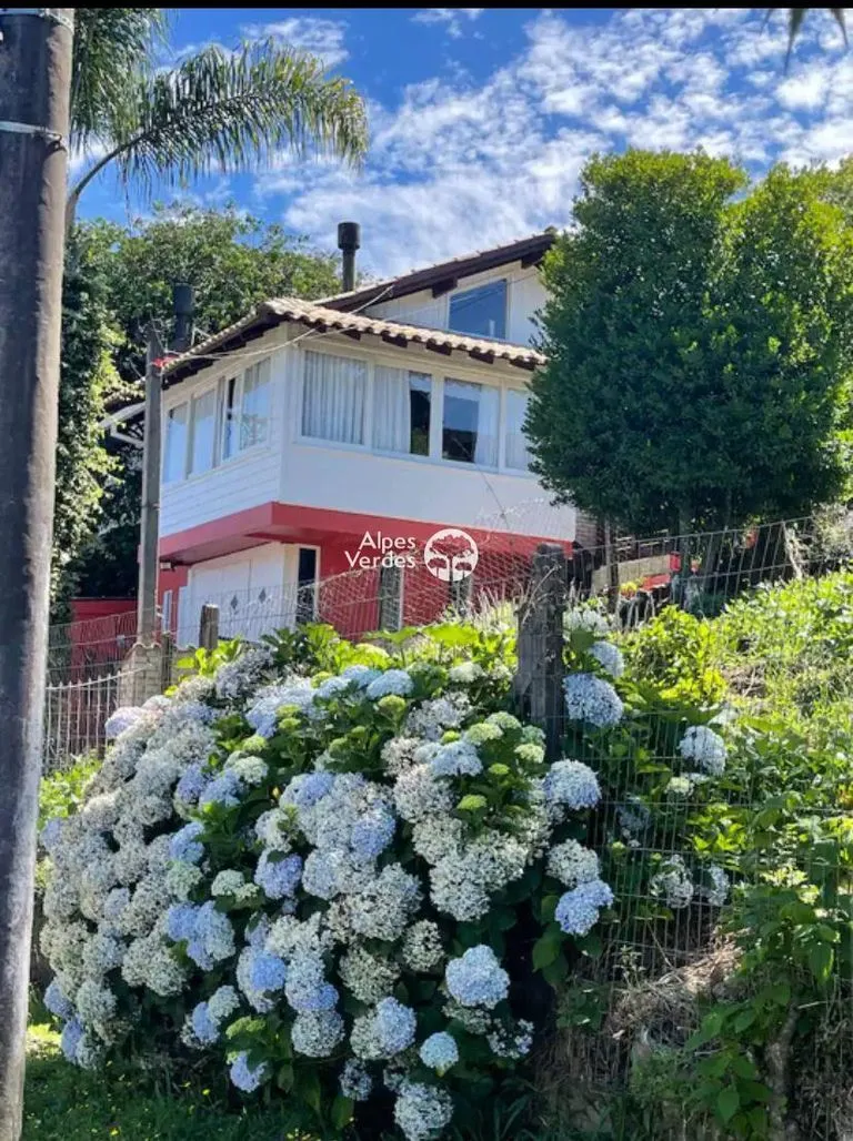 Imagem VENDE-SE CASA COM 03 QUARTOS NA CIDADE DE GRAMADO, A 05 MINUTOS DO CENTRO.