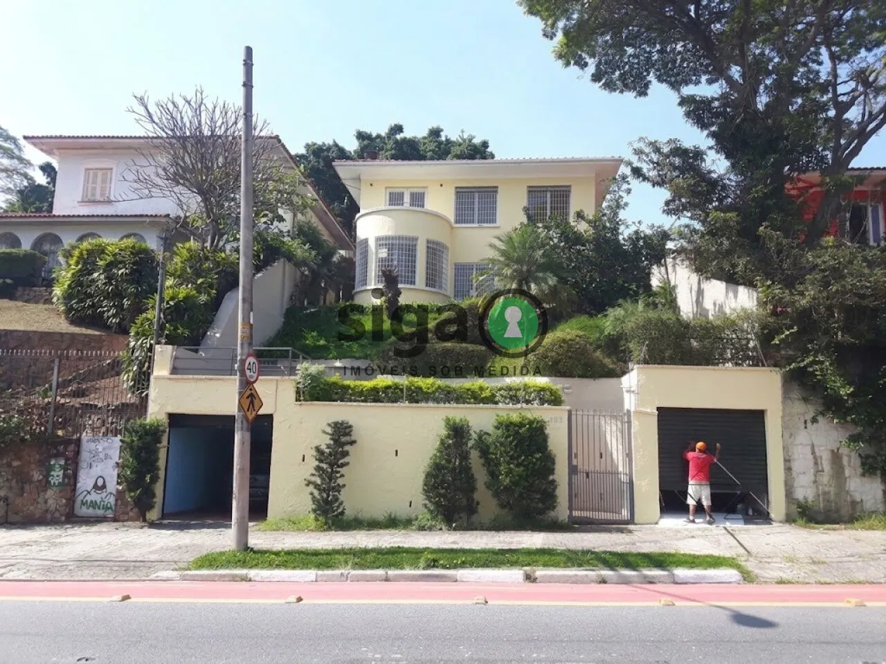 Imagem Casa a venda no bairro do Pacaembu, com 4 quartos e 4 vagas.