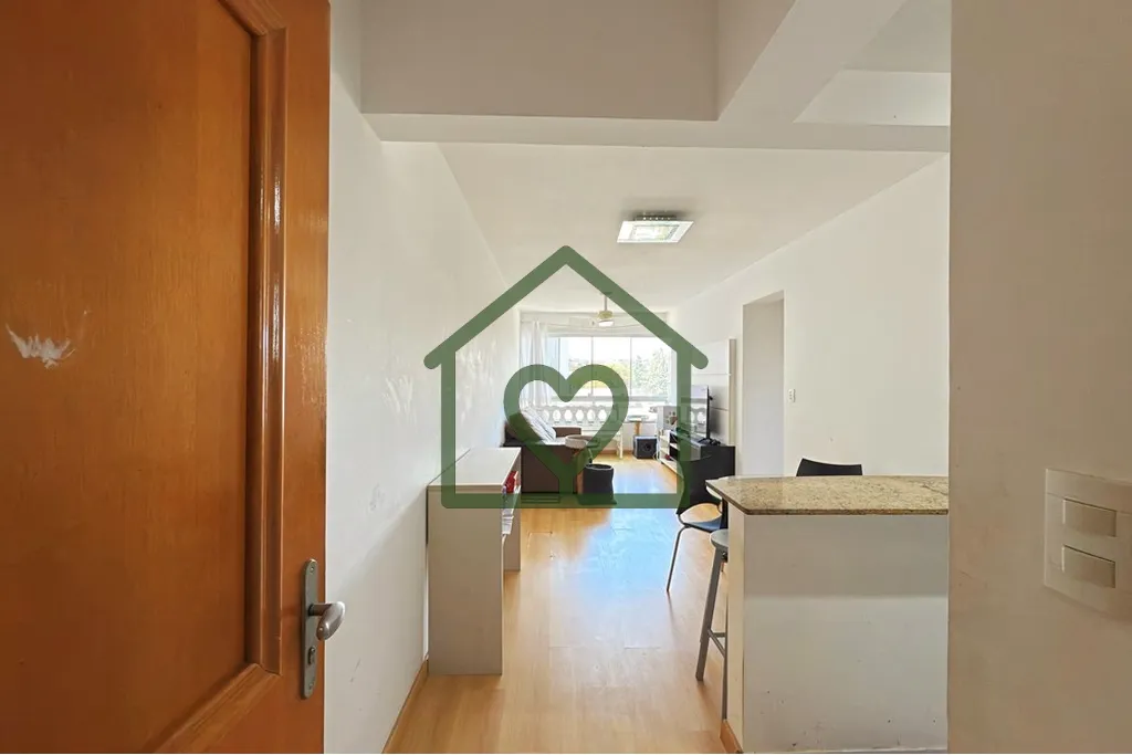 Imagem Apartamento no condomínio Plaza Cristal, em rua tranquila e segura. Tem 2 dormitórios, living para...