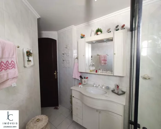 Imagem Maravilhoso apartamento à venda no centro de São Lourenço MG. Sala e quarto com varanda. Edifício com piscina, sauna, salão de jogos e de festas