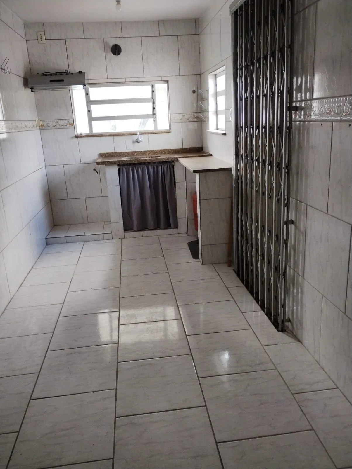 Imagem Excelente Casa com 03 suítes + Apto nos fundos com 01 Dor. Garagem 3 carros