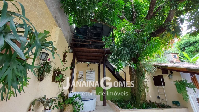Imagem Casa sofisticada com 4 quartos, 3 suítes, jardins e área de lazer