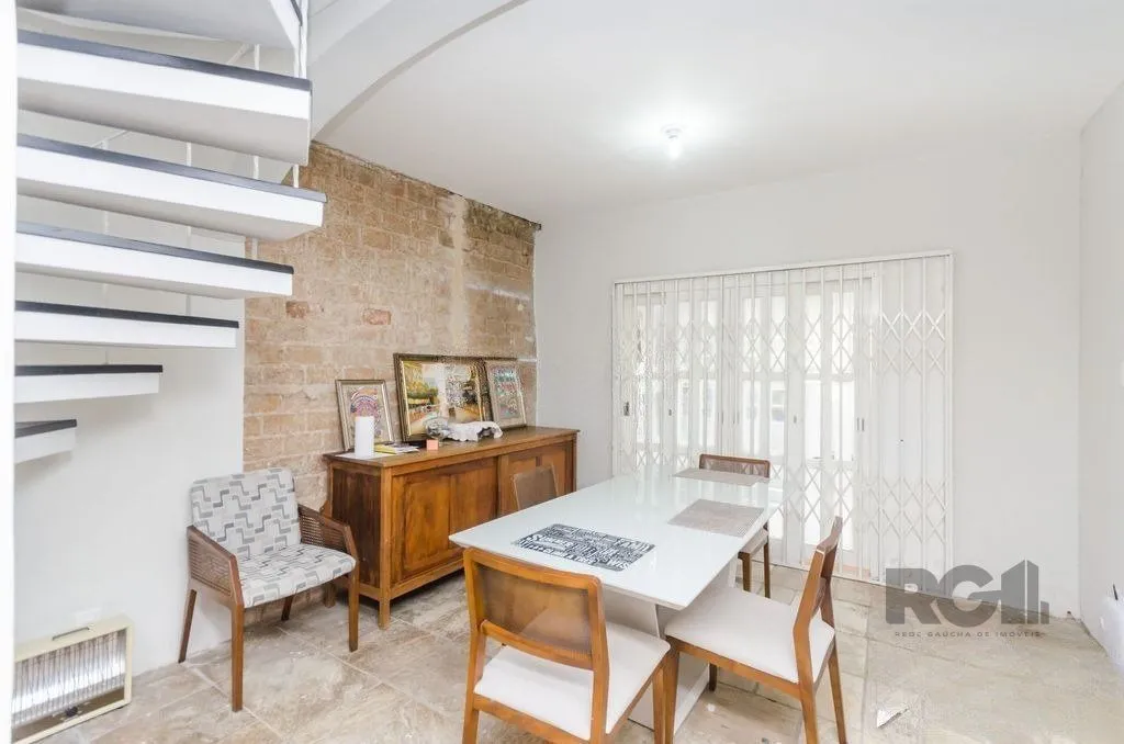 Imagem Casa de 4 dormitórios no bairro Três Figueiras