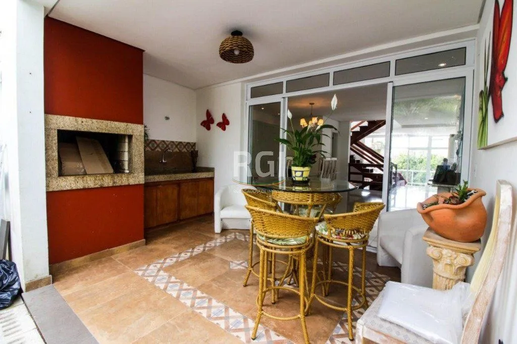 Imagem Casa para Venda - 300m², 3 dormitórios, sendo 1 suites, 4 vagas - Teresópolis