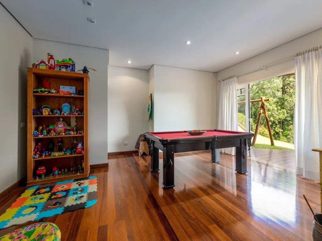 Imagem Casa de luxo em condomínio à venda em Campos do Jordão - 5 quartos, 5 suítes, 5 banheiros, 4 vagas, 900m².