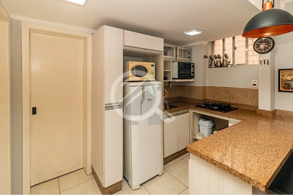Imagem Descubra este encantador apartamento de 41m². Com dois dormitórios e piso de parquet, o imóvel of...