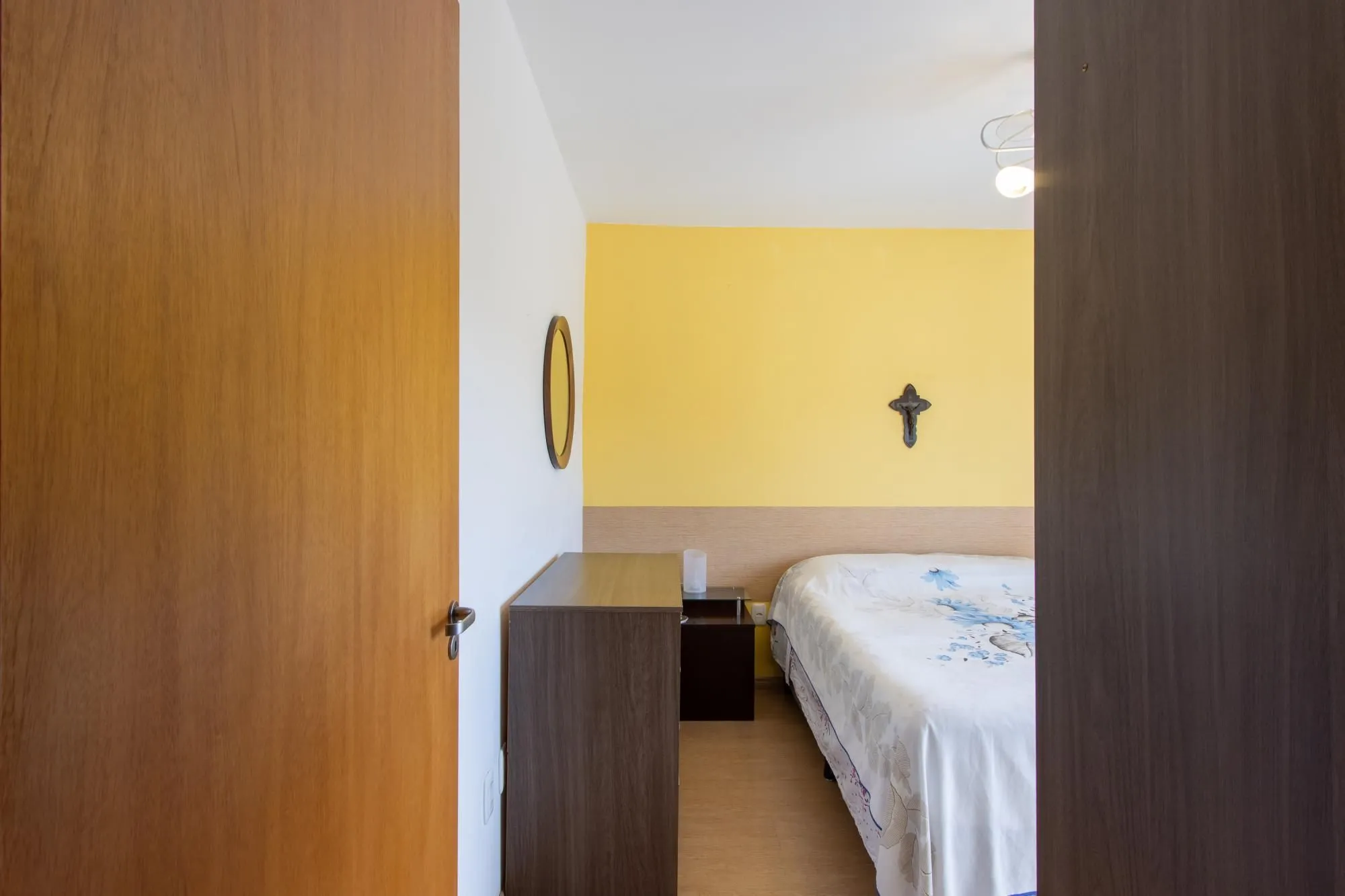 Imagem Apartamento de 2 dormitórios, na zona sul de Porto Alegre, semi-mobiliado, churrasqueira e box escriturado.