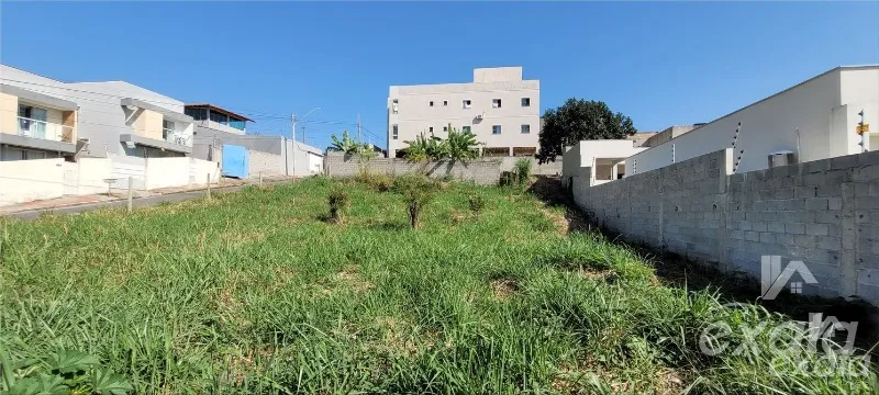 Imagem lote em jacaraipe, bairro castelandia, de esquina medindo 10x30, escriturado e registrado, pronto pra financiamento ou pagamento a vista