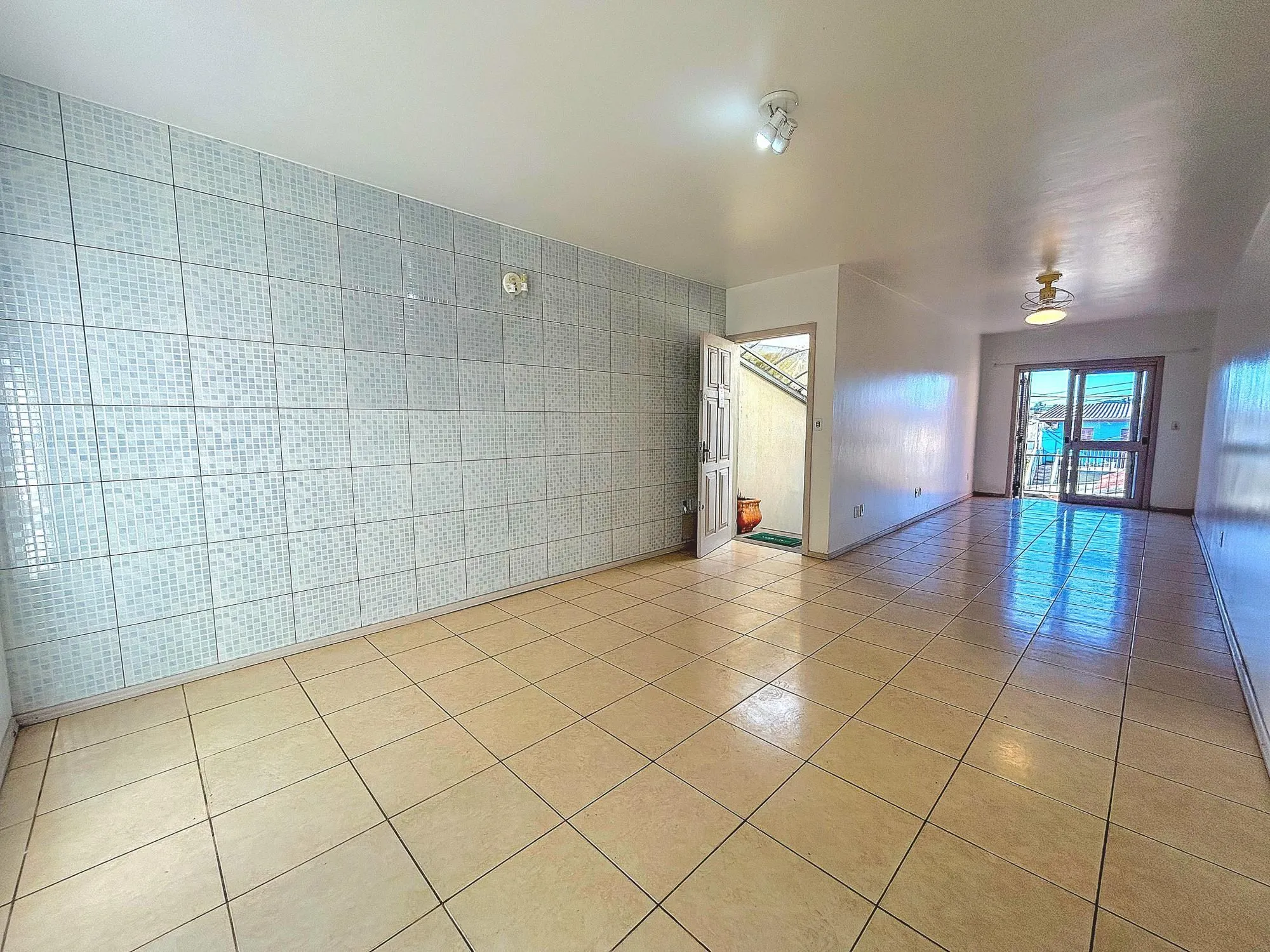 Imagem CASA 03 dormitórios, 01 suíte, lareira, churrasqueira, terraço, pátio, garagens cobertas na VILA NOVA - ótima localização