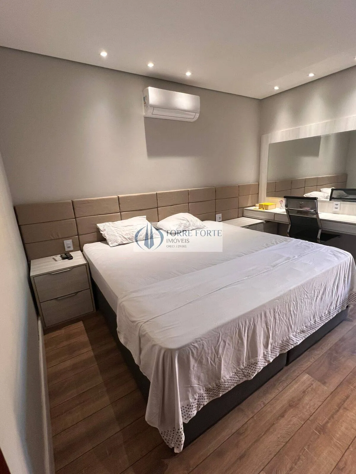 Imagem Linda casa estilo sobrado com 3 dormitórios e 3 vagas na Vila Salete