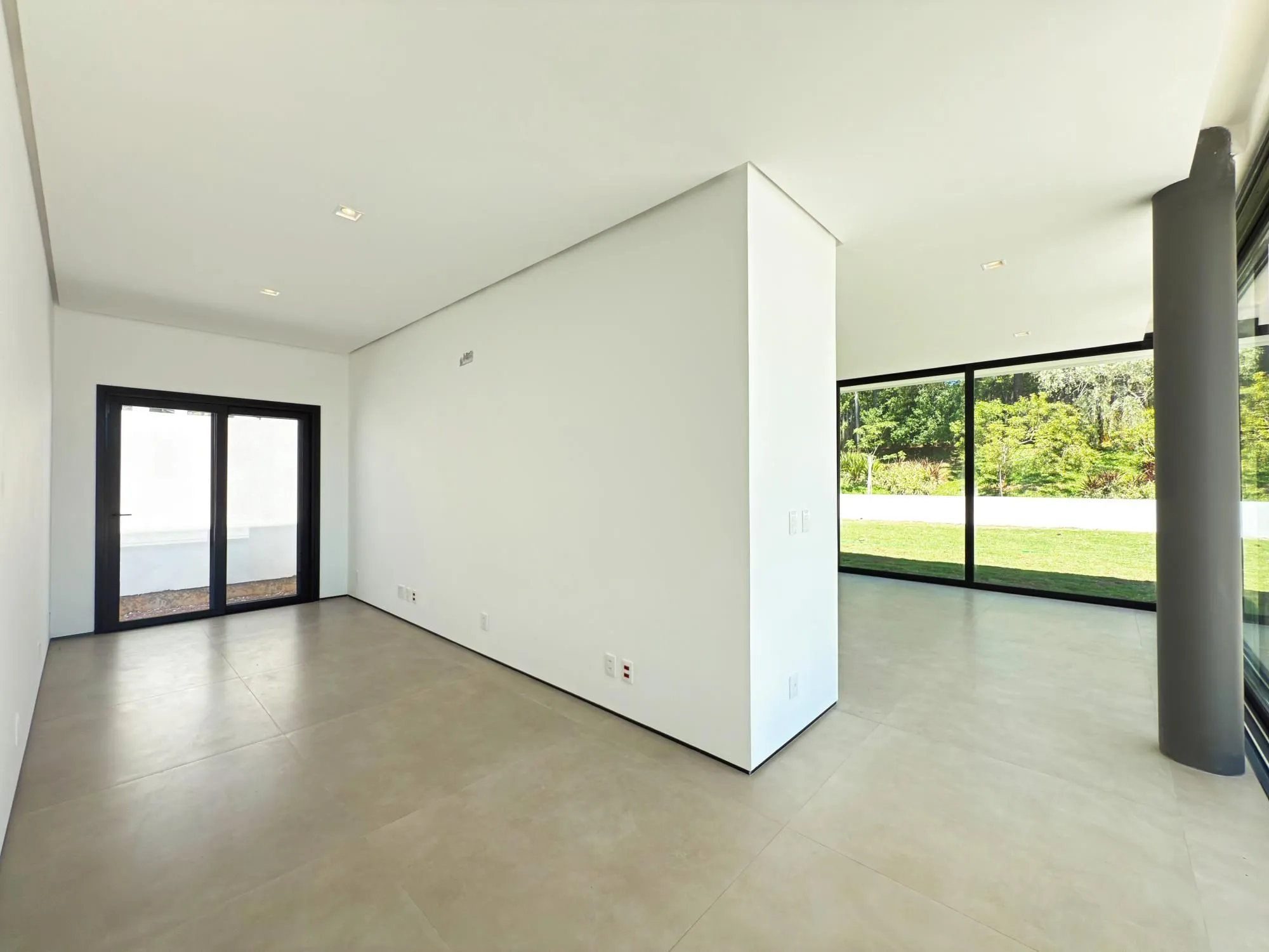 Imagem A casa conta com 434m2 de área construída, mas com um aproveitamento total dos 1.012m2 do lote