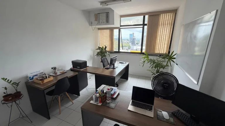 Imagem OBS ESTA SALA SERÁ VENDIDA PORTEIRA FECHADA COM AS SEGUINTE MOBÍLIAS: 1 AR CONDICIONADO, 1 MESA REDONDA COM 4 CADEIRAS, 2 MESAS EM L COM 1 CADEIRA CADA, 1 MESA DE CAFÉ, 1 ARMÁRIO PARA DOCUMENTOS E 1 ARMÉRIO DE COZINHA.