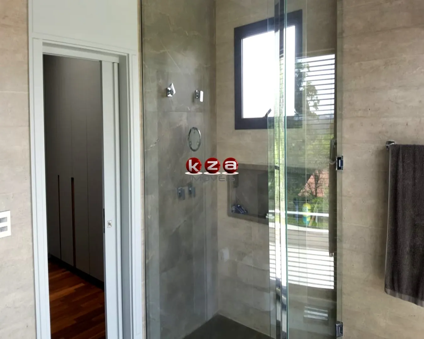 Imagem Luxuosa casa de alto padrão no Condomínio Portal do Lago em Valinhos-SP: 3 suítes, 3 salas, 5 banheiros, 4 vagas de garagem, 454m².