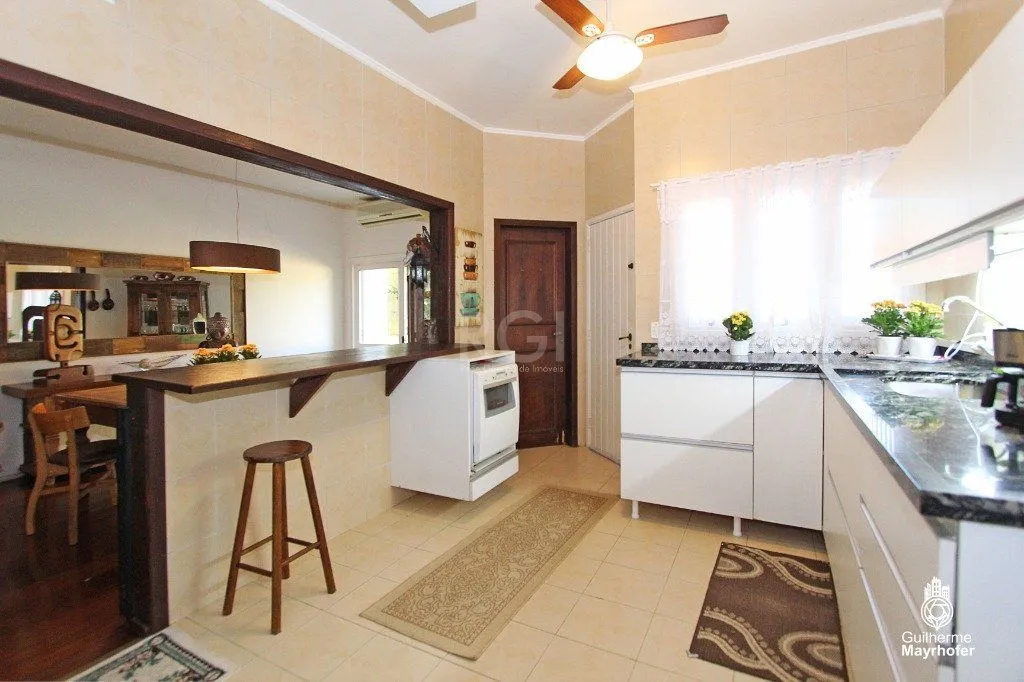 Imagem Casa para Venda - 240m², 5 dormitórios, sendo 1 suites, 3 vagas - Menino Deus