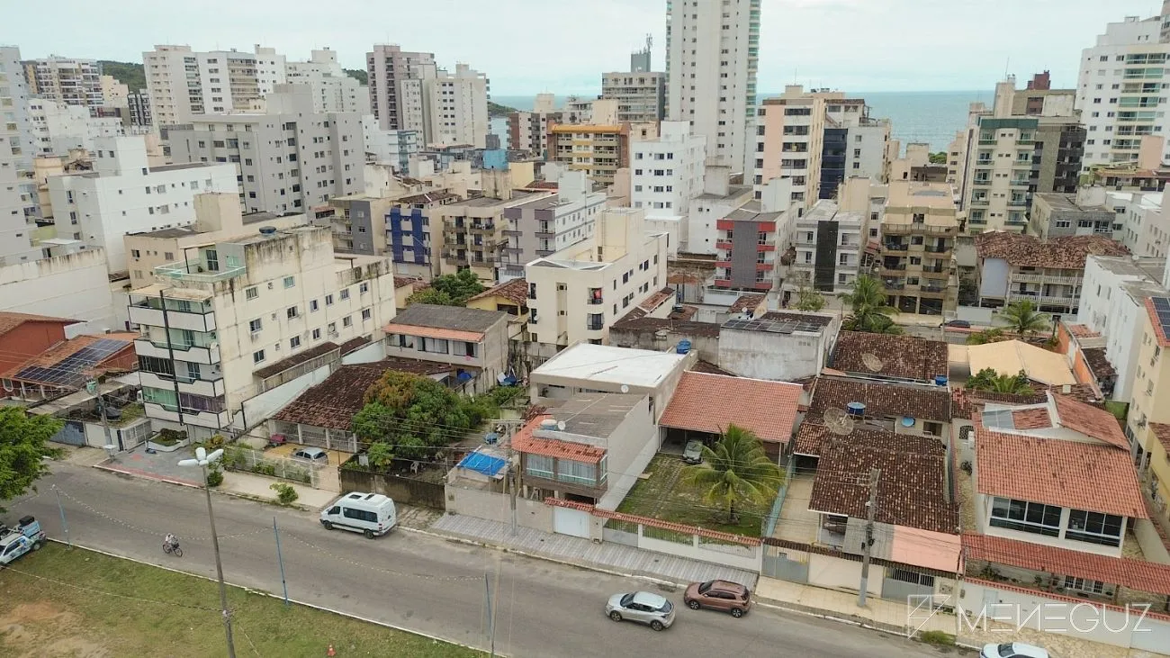Imagem Casa na Av. Copacabana - Praia do Morro | 4 quartos (suíte) + casa 2 quartos nos fundos | 360 m² de terreno | 6 vagas