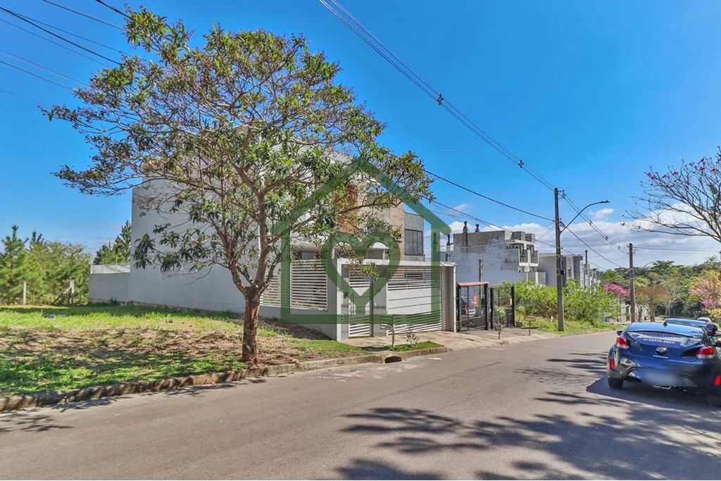 Imagem Terreno plano com 200 m2 (8 m de frente por 25 m de comprimento), localizado em rua calma e arboriza...