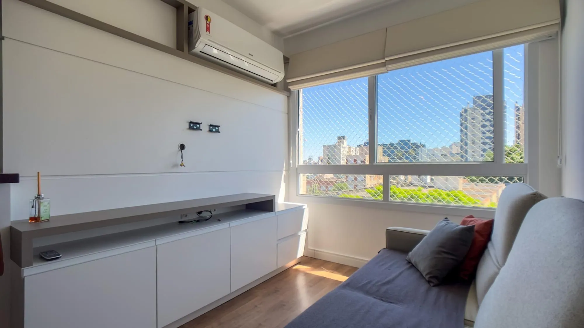 Imagem Excelente apartamento 2 dormitorios semi mobiliado localizado na cidade baixa