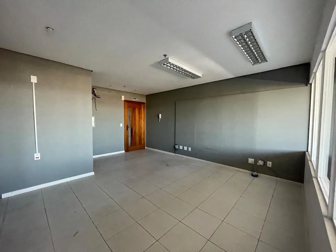 Imagem ala comercial desocupada à venda no coração do bairro Boa Vista, em Porto Alegre, Rio Grande do Sul!