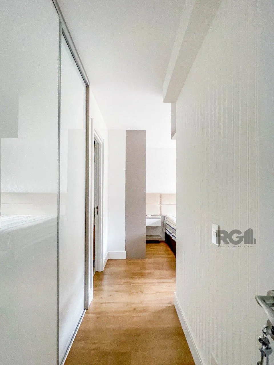 Imagem APARTAMENTO MOBILIADO 70M² DE 2 DORMITÓRIOS E 1 VAGA - BAIRRO MENINO DEUS