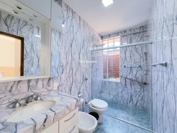 Imagem Imóvel de luxo em Cotia-SP: Casa à venda ou locação com 7 quartos, 5 suítes, 3 salas e 2.500 m² de área em Chácaras dos Lagos.