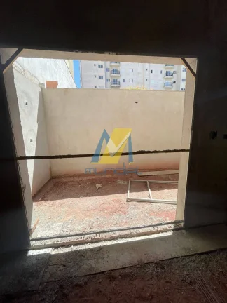 Imagem Sobrado moderno com 3 suítes, 4 vagas e quintal para lazer exclusivo
