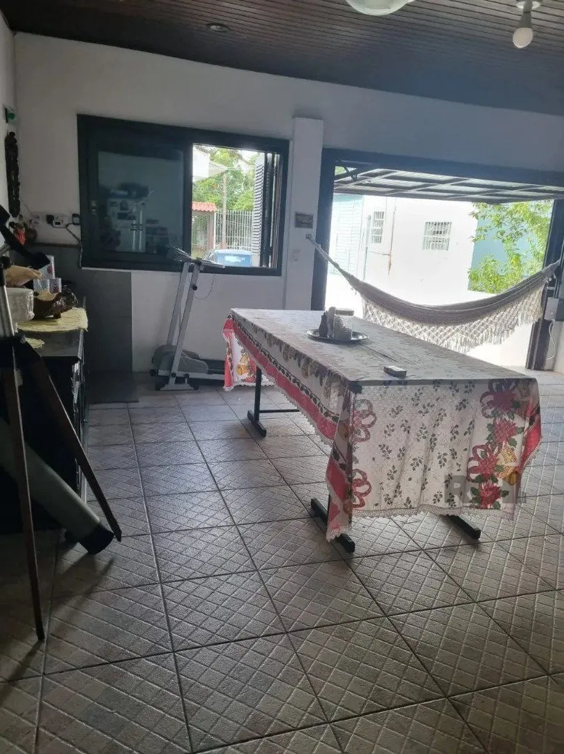 Imagem Casa térrea, 3 dormitórios, 1 suíte, living para 2 ambientes, cozinha, pátio, 2 banheiros e 4 vagas .