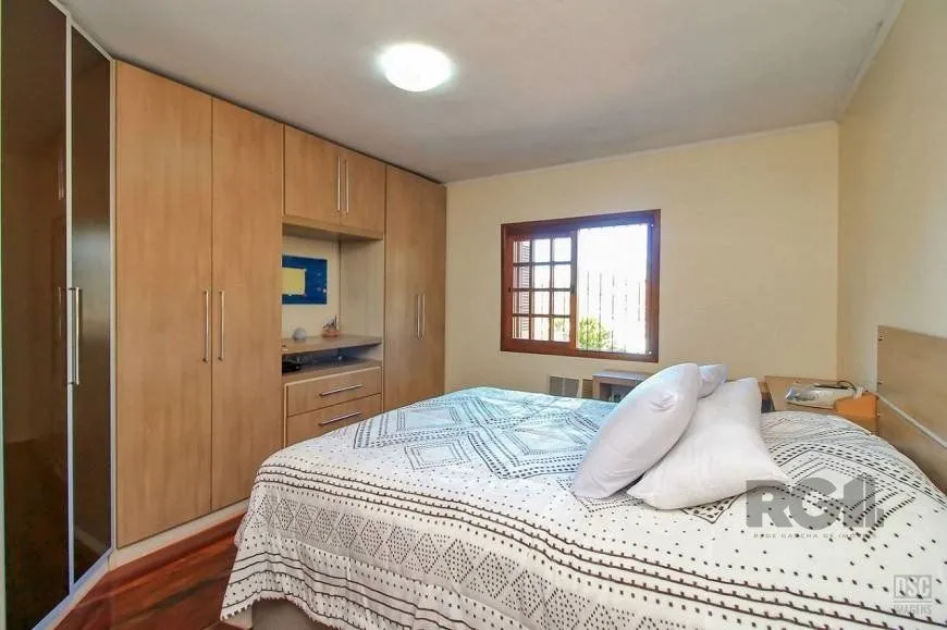 Imagem Casa com 3 Dormitórios no Bairro Tristeza na Zona Sul de Porto Alegre