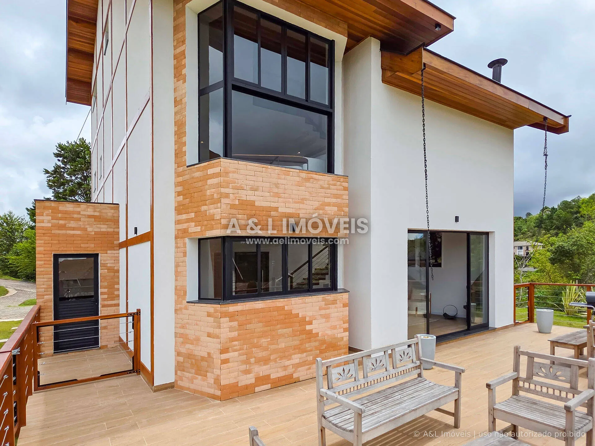 Imagem Casa em Campos do Jordão | 4 Suítes, Porteira Fechada e Vista para o Vale