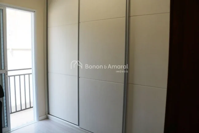 Imagem Casa tipo sobrado com living para 02 ambientes piso porcelanato, lavabo, 3 quartos com armários pla...